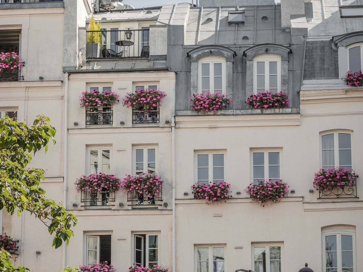 Façade d'immeuble parisien en pierre de taille