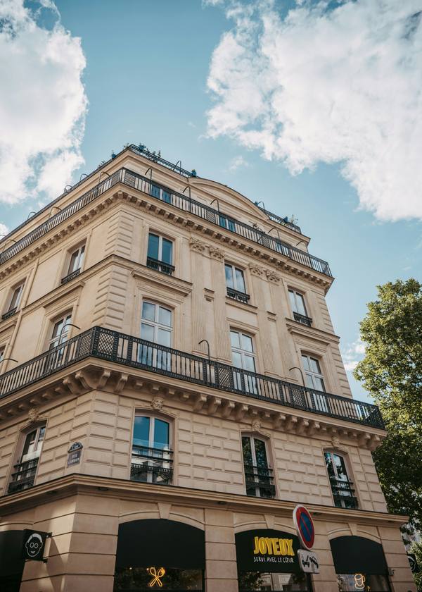 Façade haussmannienne dans une rue parisienne