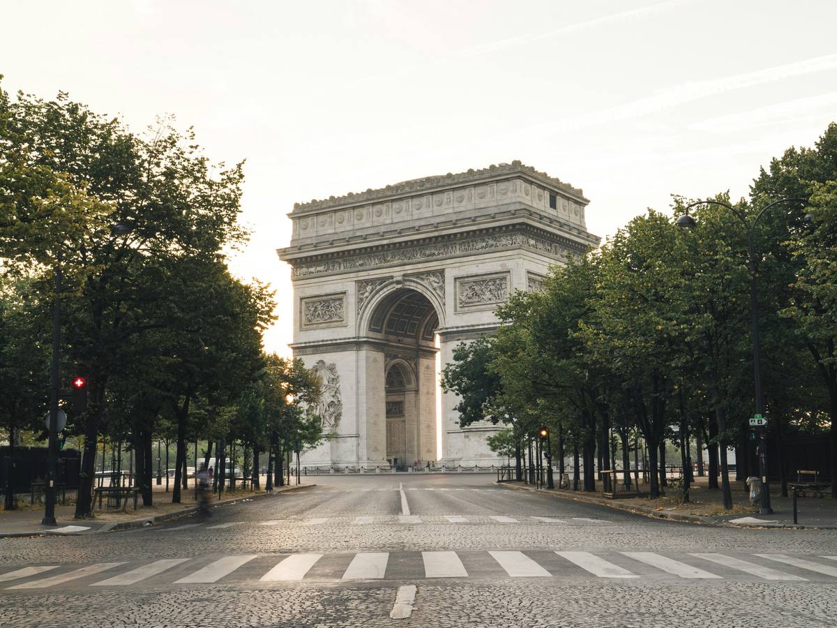 L'Arc de Triomphe au bout d'une avenue arborée, à Paris