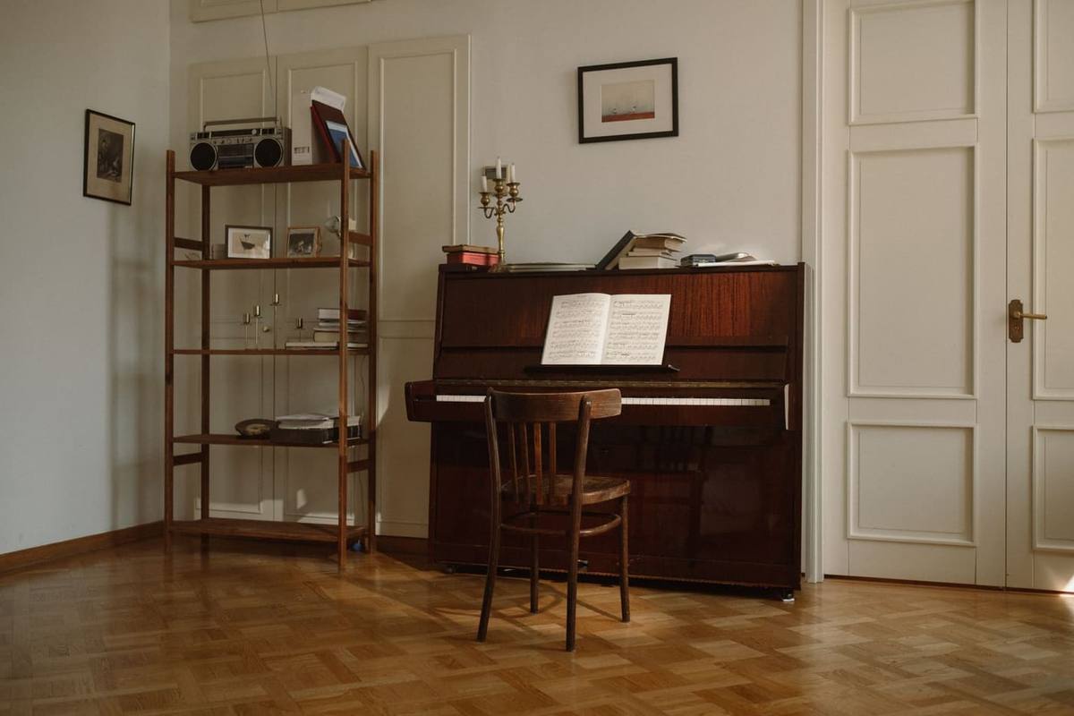 Séjour avec parquet et moulures (photo d'illustration)