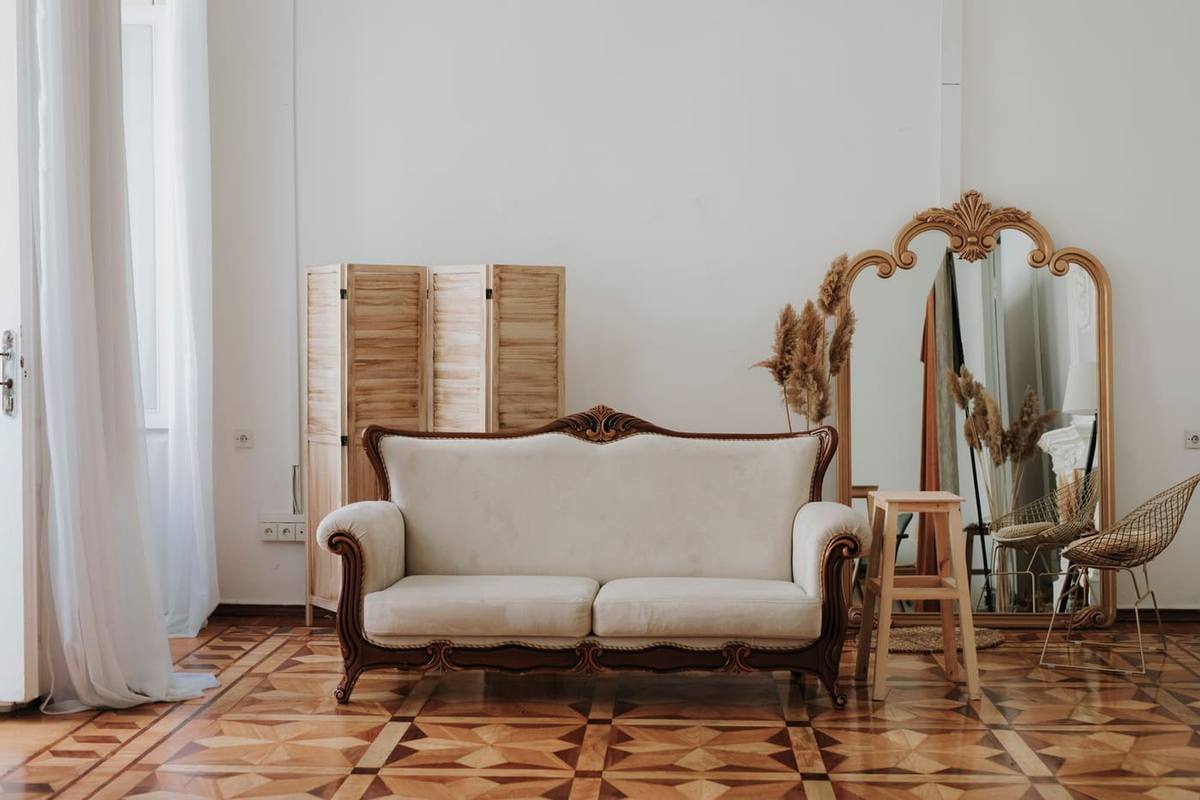 Séjour avec parquet et moulures (photo d'illustration)