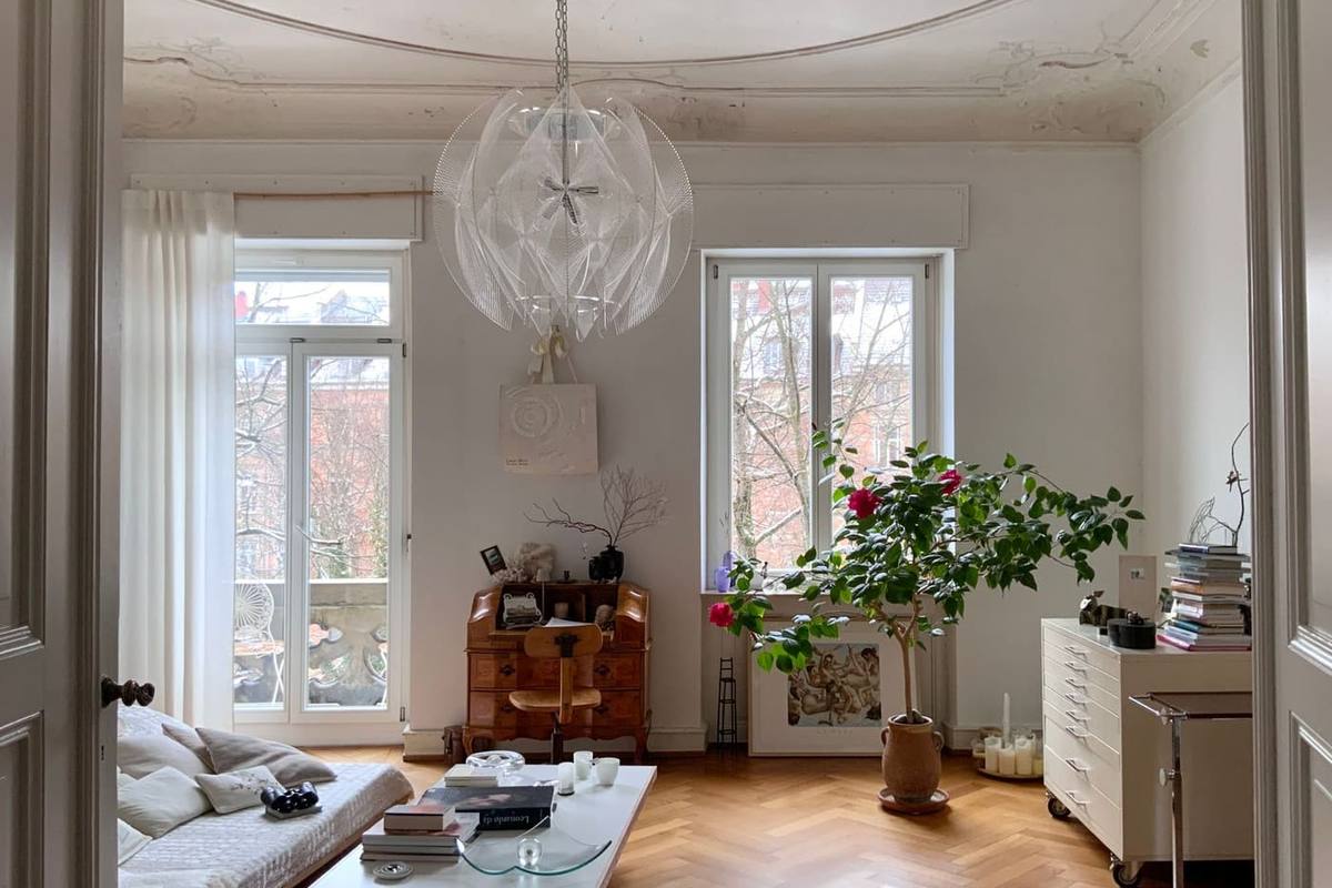 Séjour avec parquet et moulures (photo d'illustration)