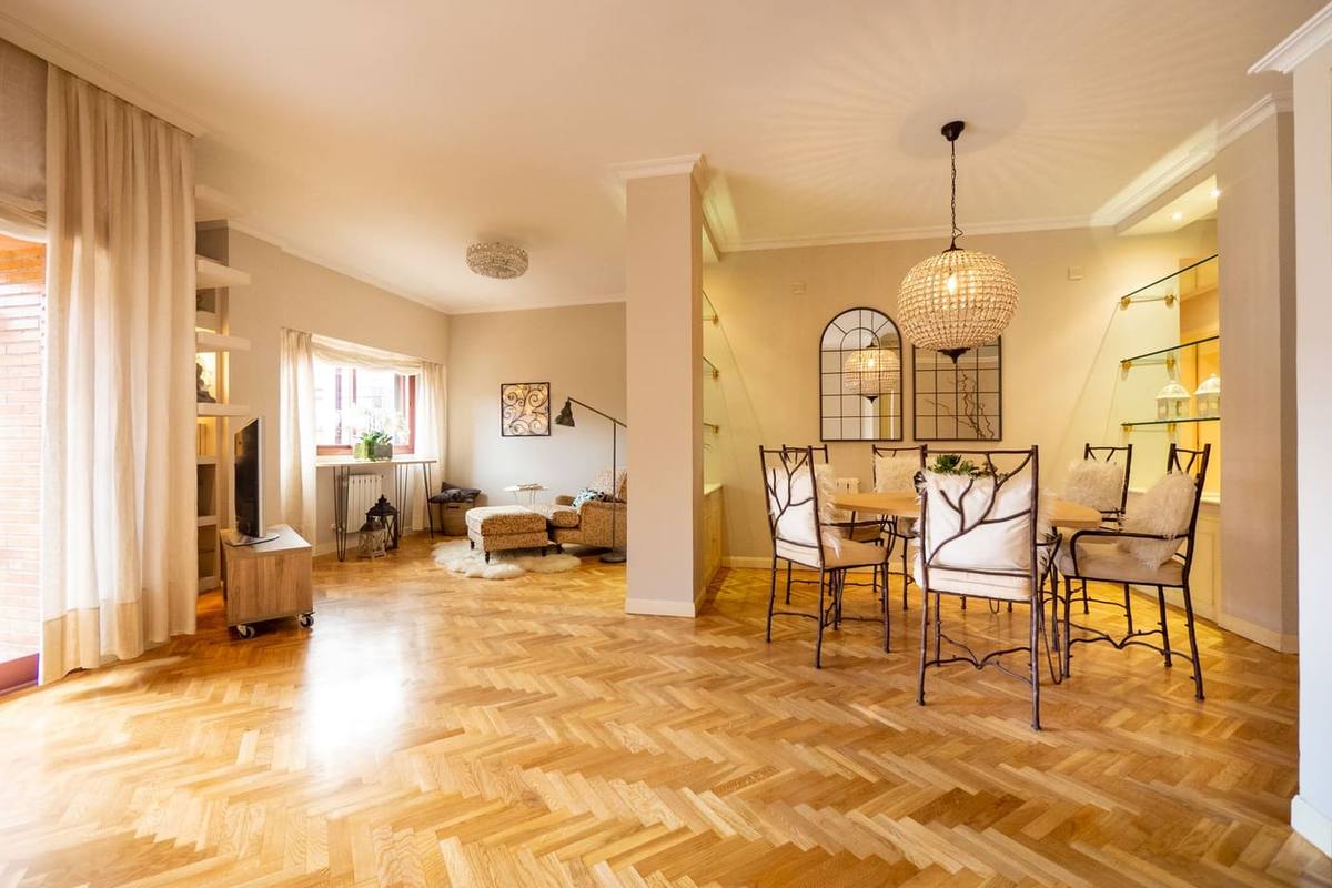 Séjour avec parquet et moulures (photo d'illustration)