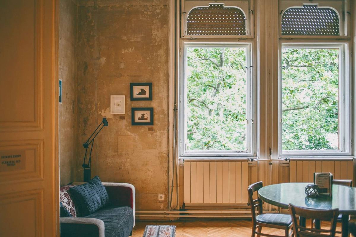Séjour avec parquet et moulures (photo d'illustration)
