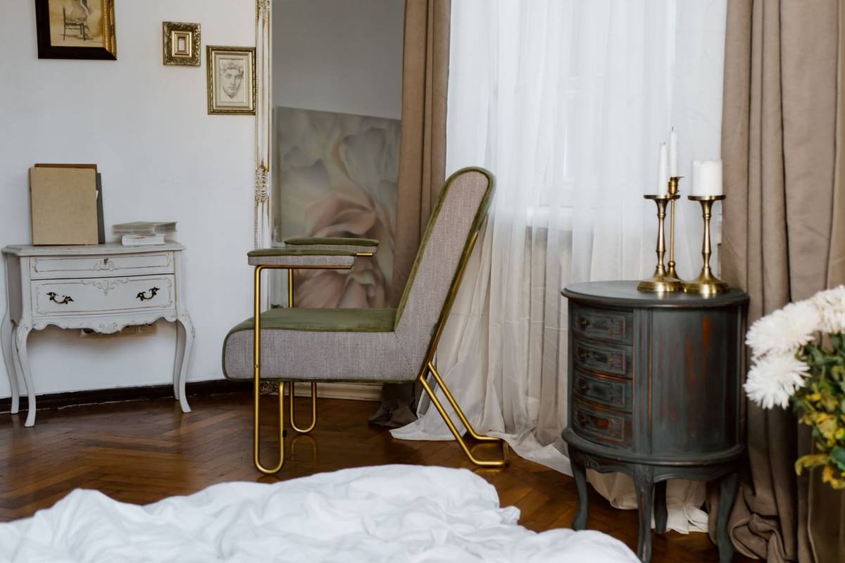 Séjour avec parquet et moulures (photo d'illustration)