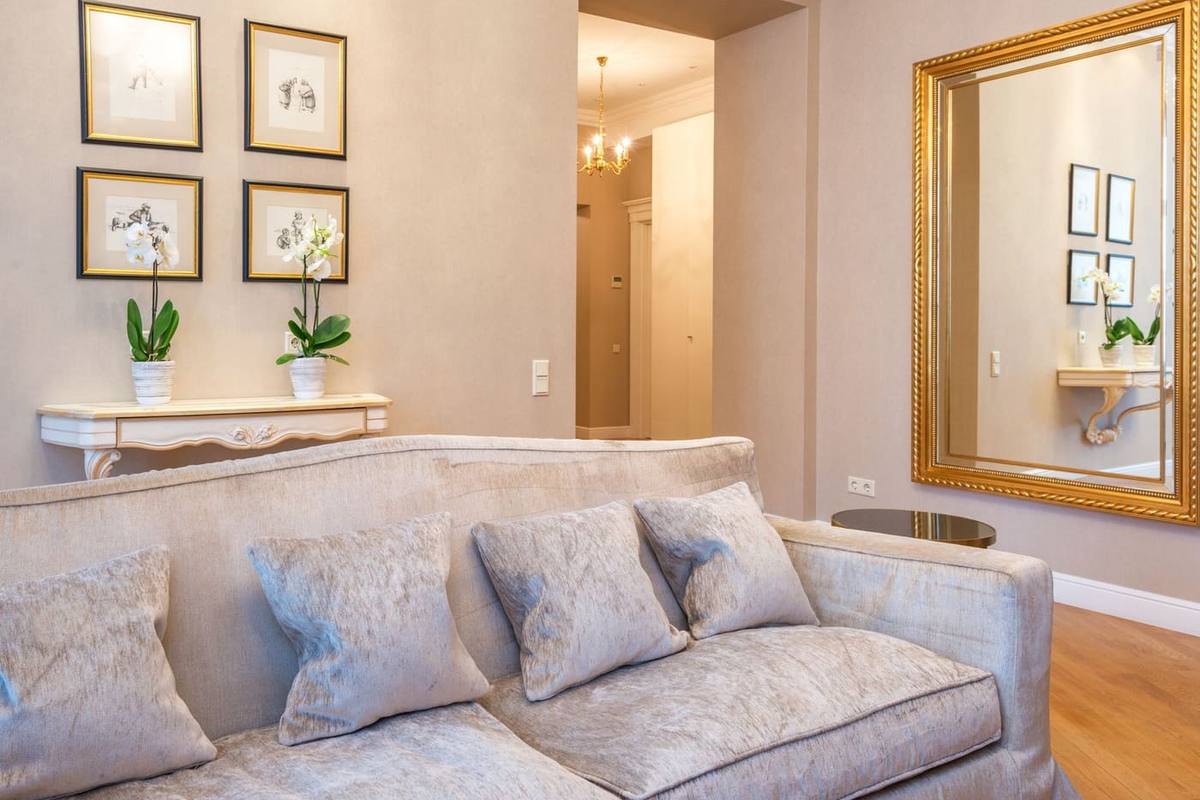 Séjour avec parquet et moulures (photo d'illustration)