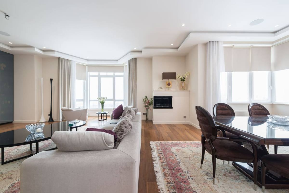 Séjour avec parquet et moulures (photo d'illustration)