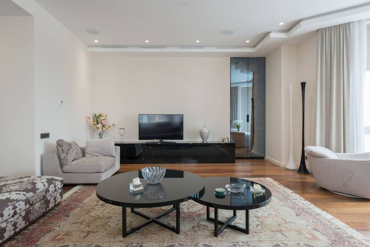 Séjour avec parquet et moulures (photo d'illustration)