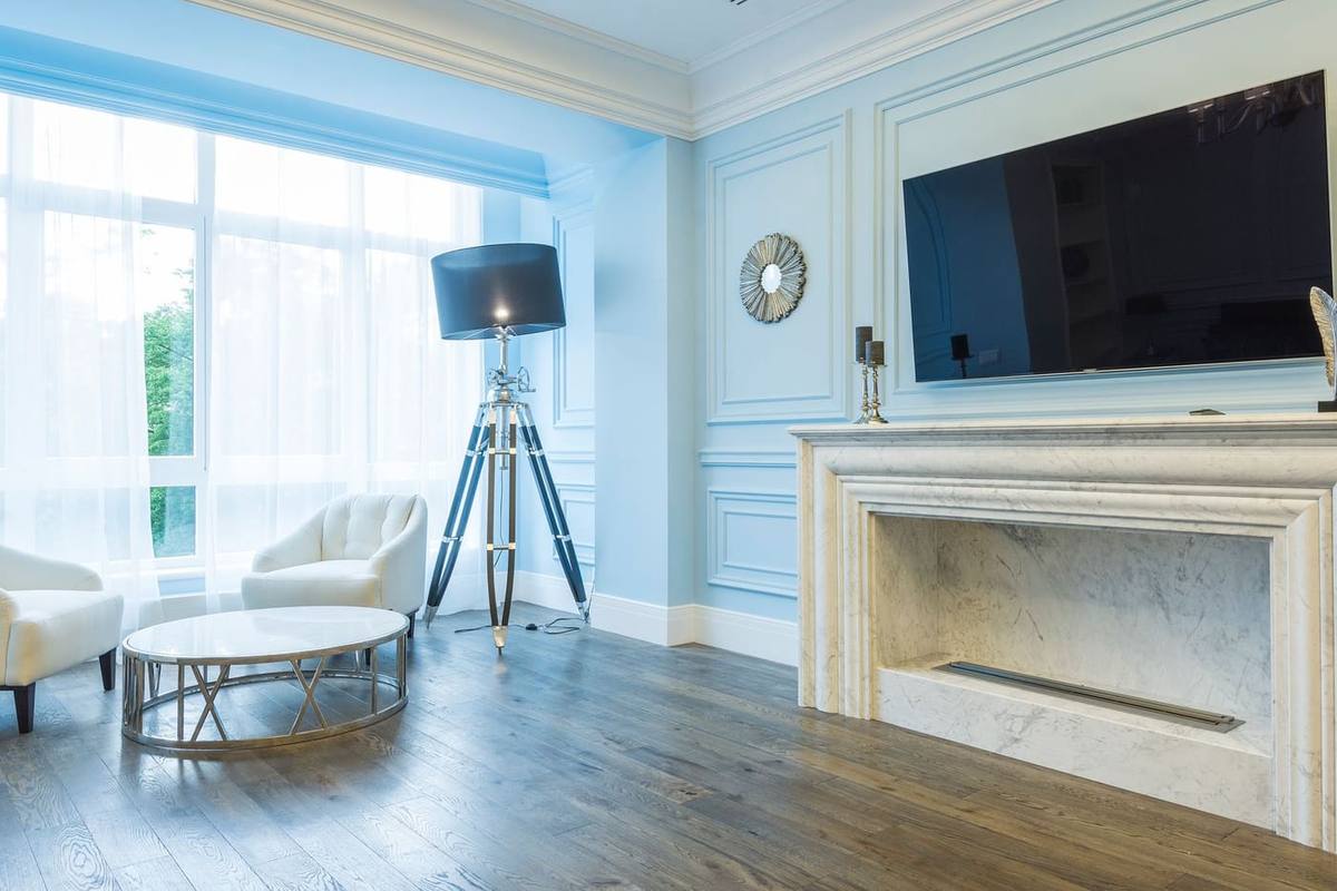 Séjour avec parquet et moulures (photo d'illustration)
