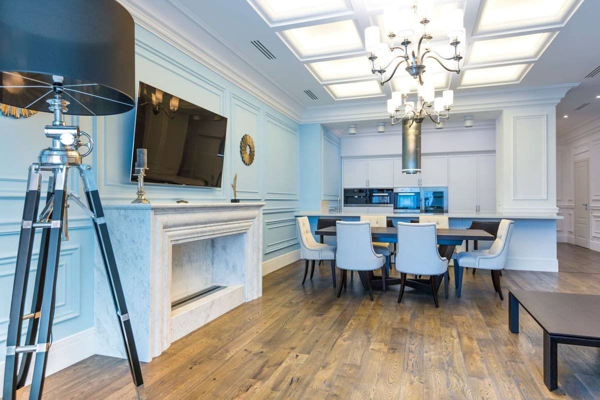 Séjour avec parquet et moulures (photo d'illustration)