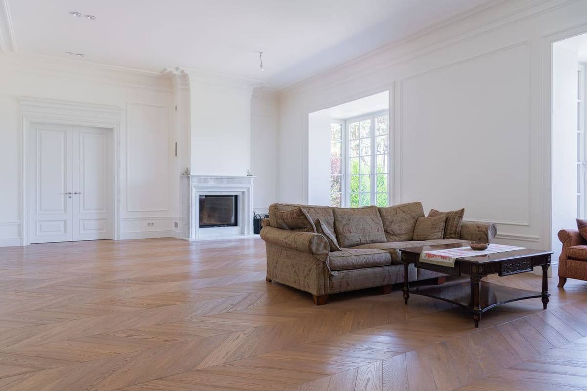 Séjour avec parquet et moulures (photo d'illustration)