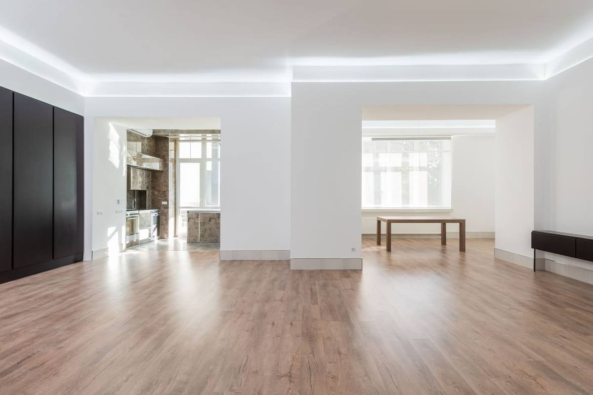 Séjour avec parquet et moulures (photo d'illustration)