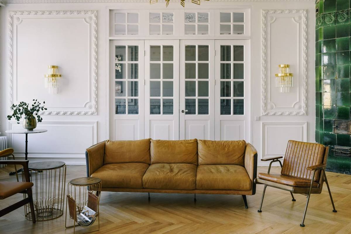 Séjour avec parquet et moulures (photo d'illustration)