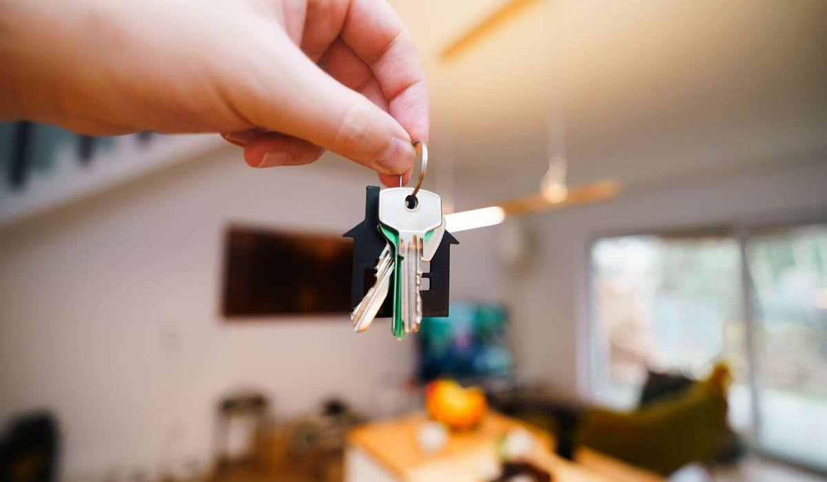 Remise des clés dans un appartement lumineux
