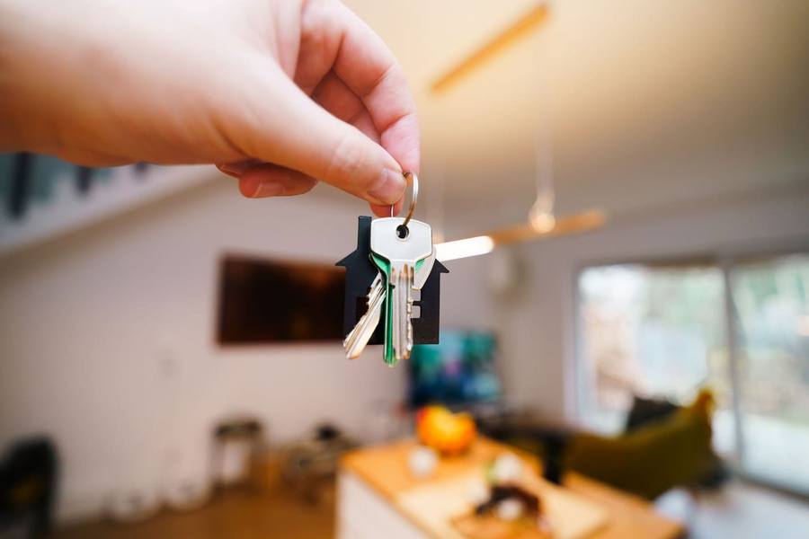 Remise des clés dans un appartement lumineux