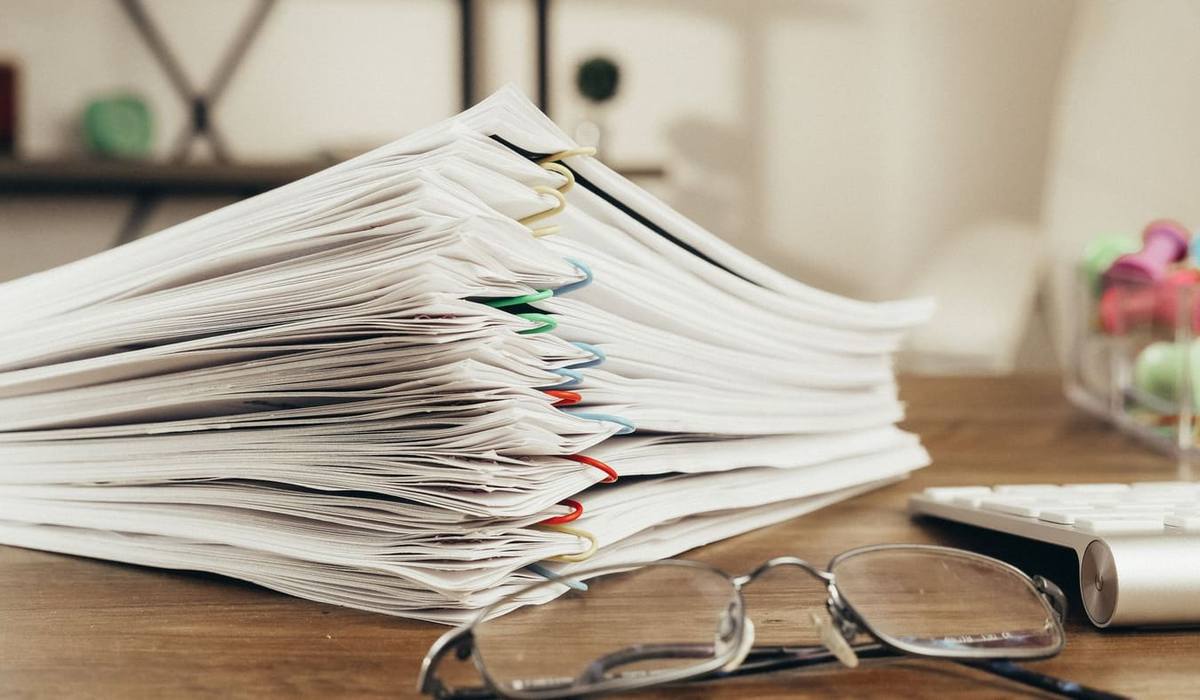 Pile de dossiers et de documents sur un bureau