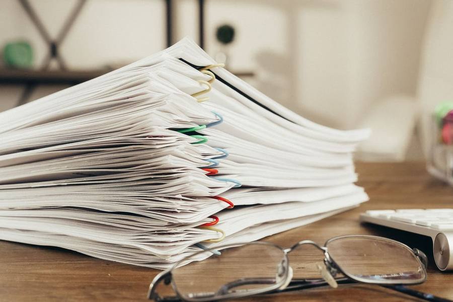 Pile de dossiers et de documents sur un bureau