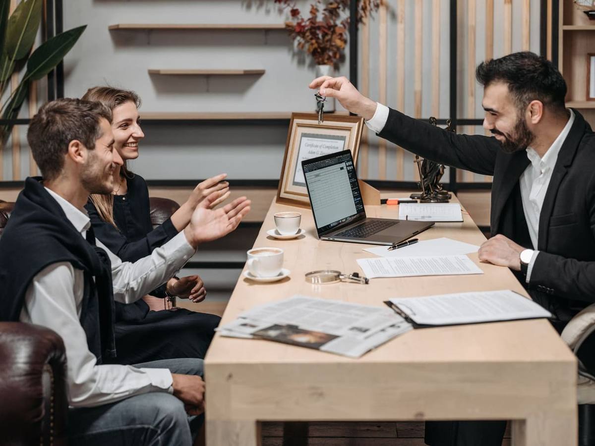Réunion de travail autour d'une table (photo d'illustration)