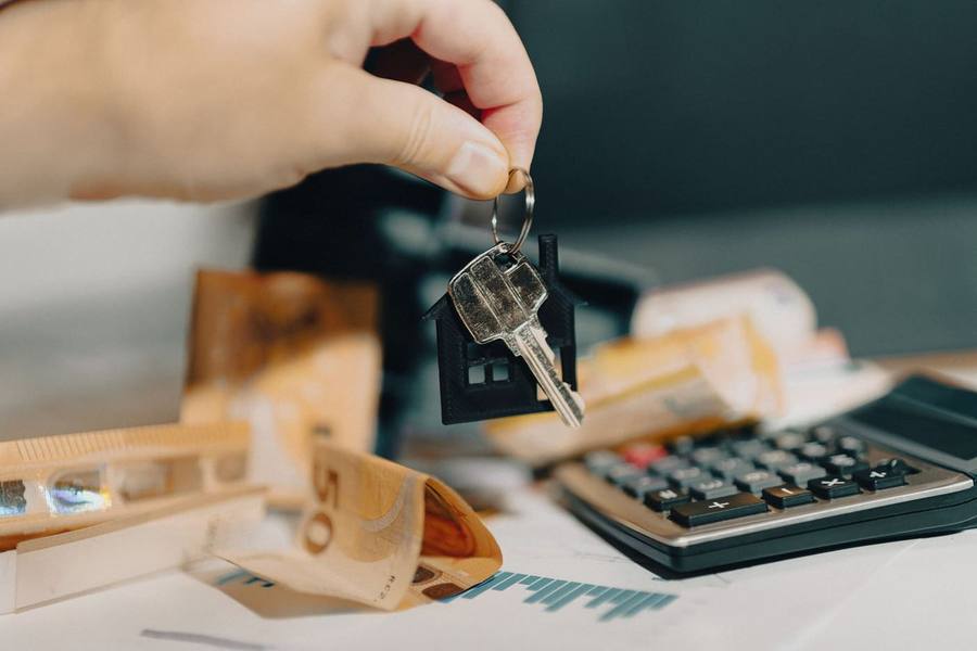 Calculatrice, clés et billets sur une table