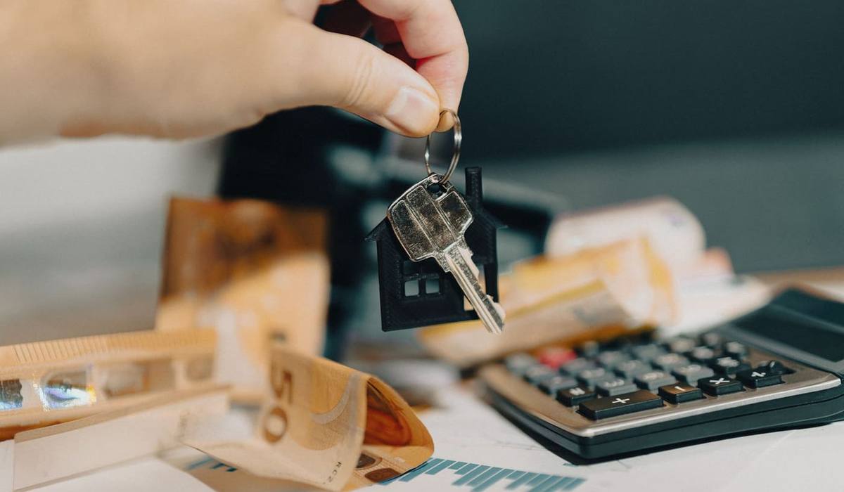 Calculatrice, clés et billets sur une table